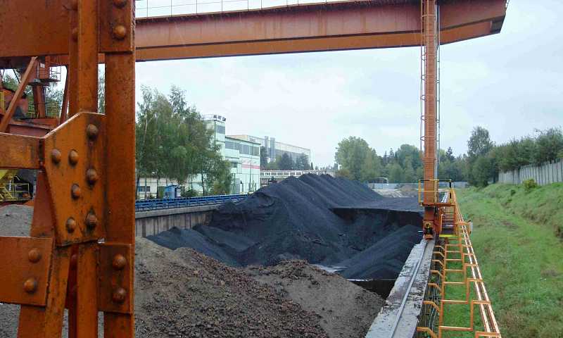 dva portálové jeřáby na skládce uhlí 
